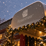 Weihnachtlich geschmückter Rosenmeer-Eingang im Schnee